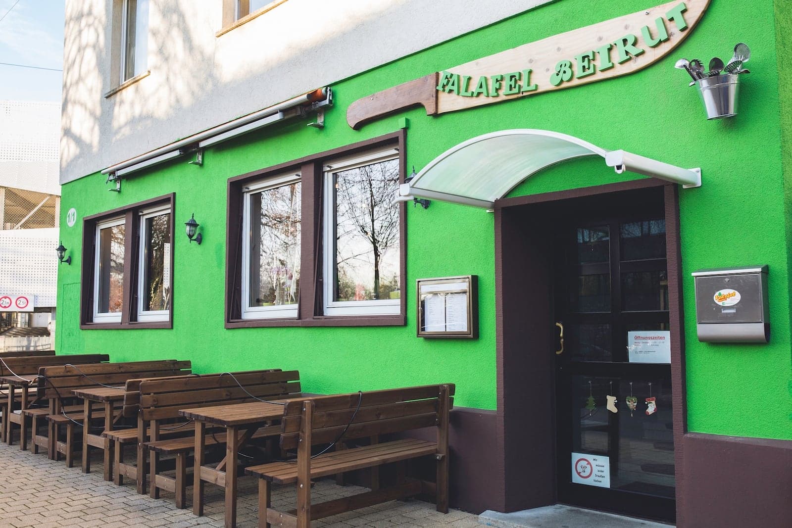 Die grüne Fassade von Falafel Beirut in der Dammstraße in Heilbronn